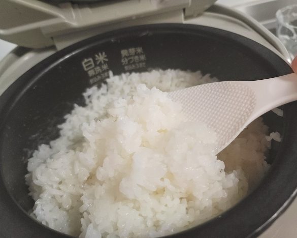 スイッチを切って、フタを開けてしゃもじで手早くほぐして空気を入れる