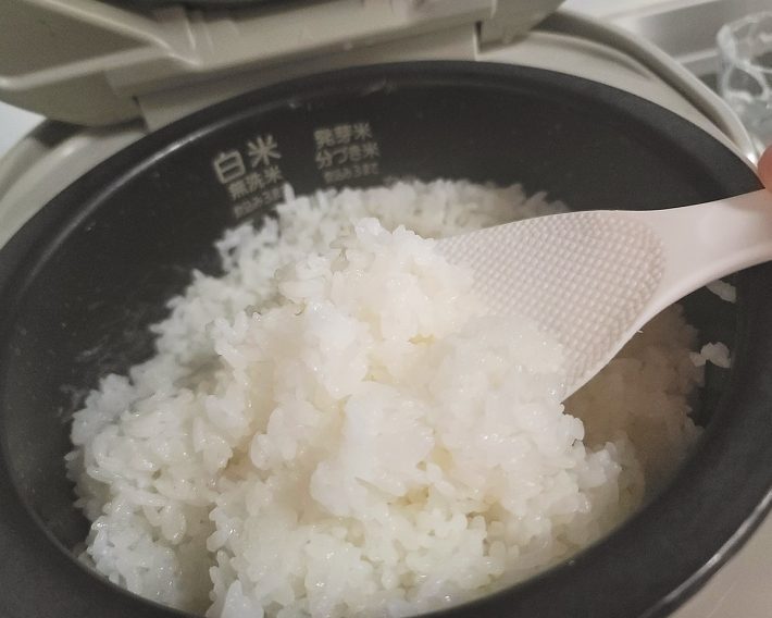 スイッチを切って、フタを開けてしゃもじで手早くほぐして空気を入れる