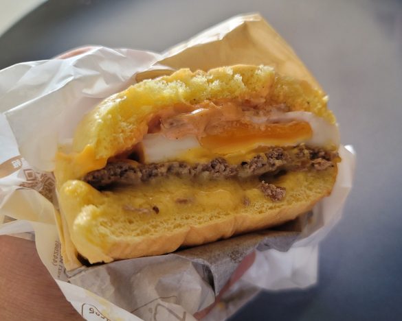 タマゴだけでなく、ソースもバンズもとろける味わい