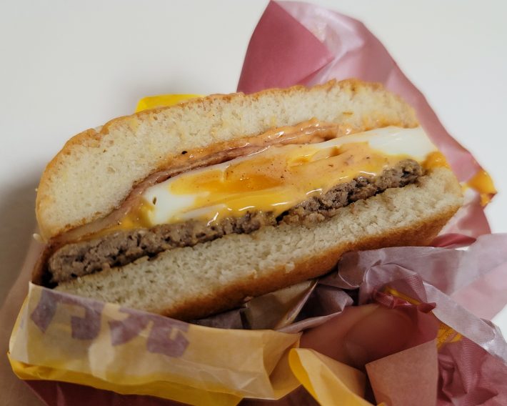 「チーズ月見」もおいしいが、「濃厚とろ～り月見」を一度食べてしまうと、後戻りできなくなりました