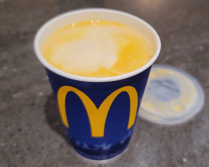 「和三盆きなこ味の月見 マックシェイク」　S130円、M210円