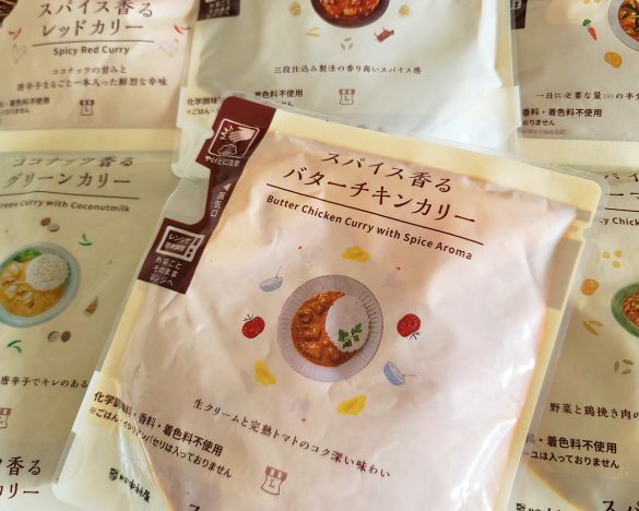 「毎週金曜日はローソンのカレーを食べよう!」というメッセージと共に発売中のレトルトカレー
