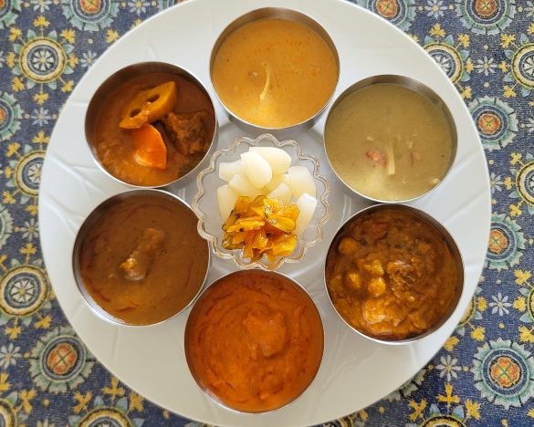 上から時計回りに、レッド、グリーン、キーマ、バターチキン、ビーフ、野菜