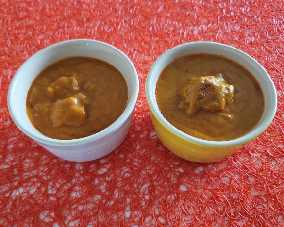 バターチキンをローソン(左)とセブンイレブン(右)で比較。セブンのチルドタイプはお肉のジューシーさや辛味が良い。ローソンはマイルドでクリーミー