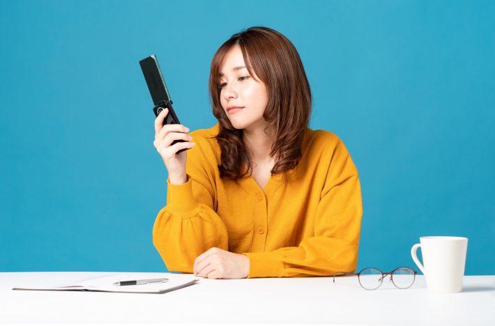ガラケーを使う女性