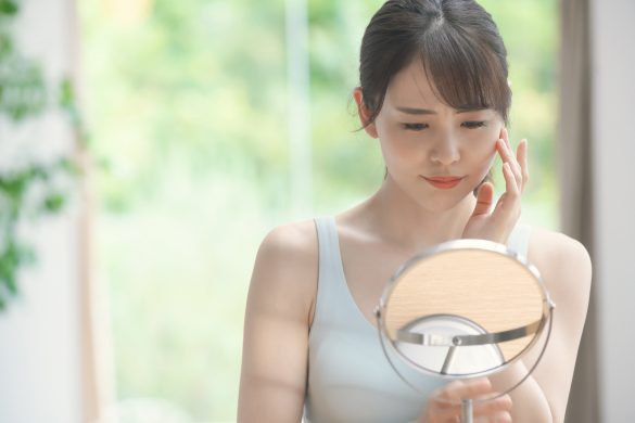 お肌で悩む女性　美容イメージ