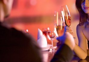 バー　お酒　アルコール　不倫