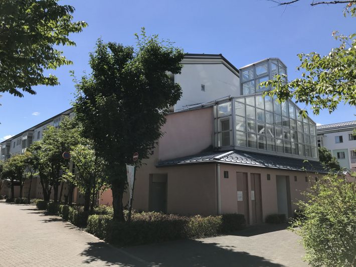 今井ニュータウン⑫（低層マンションおあり、建物のバリエーションは豊富）