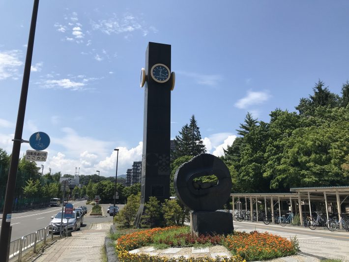 真駒内団地①（真駒内駅前の冬季五輪を記念したモニュメント）