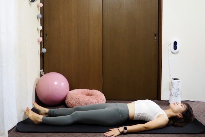 ① 床に仰向けになる