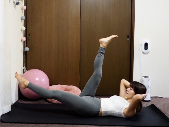 （2） 息を吸いながら右足を持ち上げ、吐きながら左足を同様に下ろして3秒カウント。