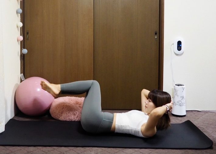 （1） すねと床が水平になるようにひざを曲げ、息を吐きながら足を右側に倒して3秒カウント。