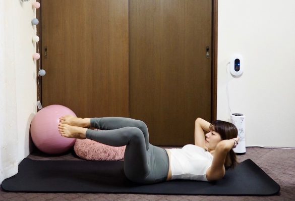 (2) 息を吸いながらひざを起こし、吐きながら左側に倒して3秒カウント。