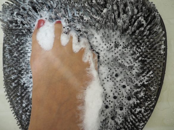 2~3分洗ったら次は反対の足を洗います。