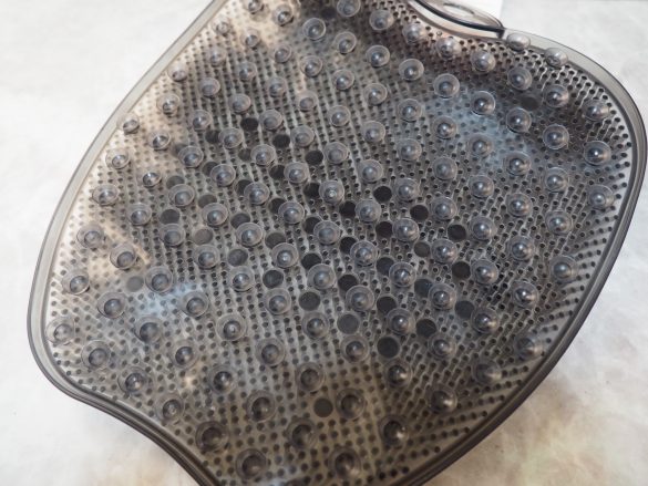 裏面は滑りどめの吸盤つき。