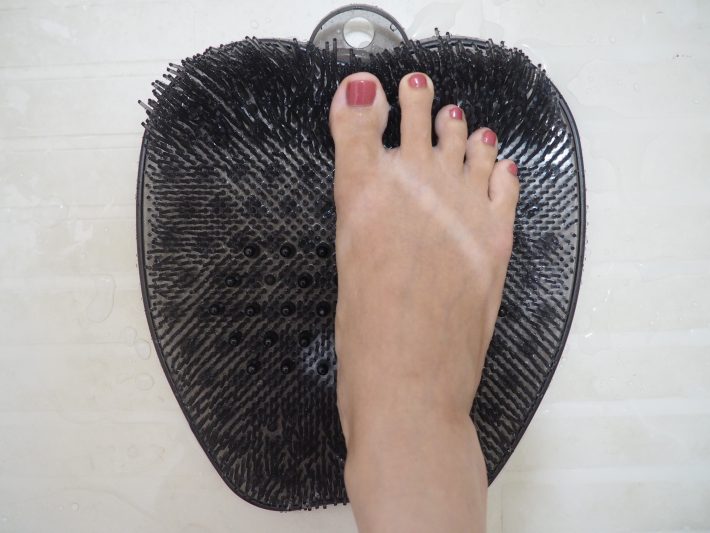 足をこすって泡立てます。