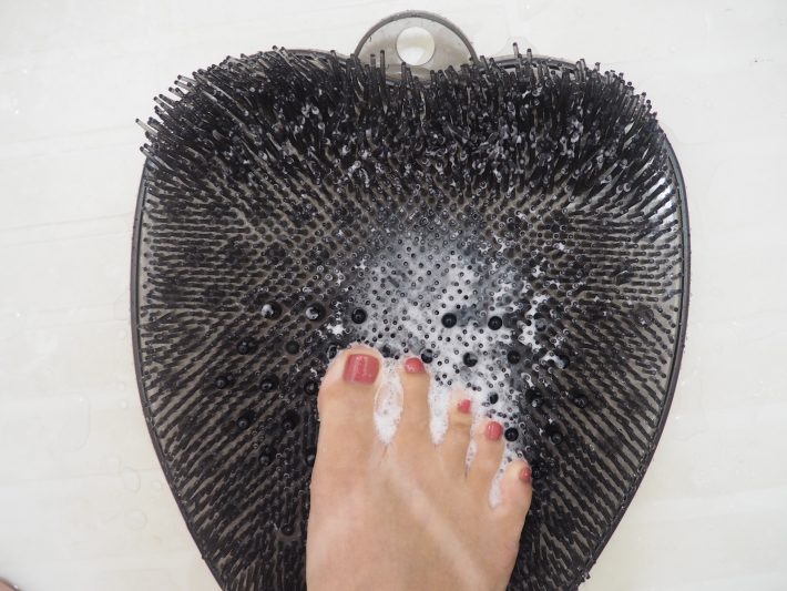 お湯を足しながら足を前後・左右に動かしていきます。