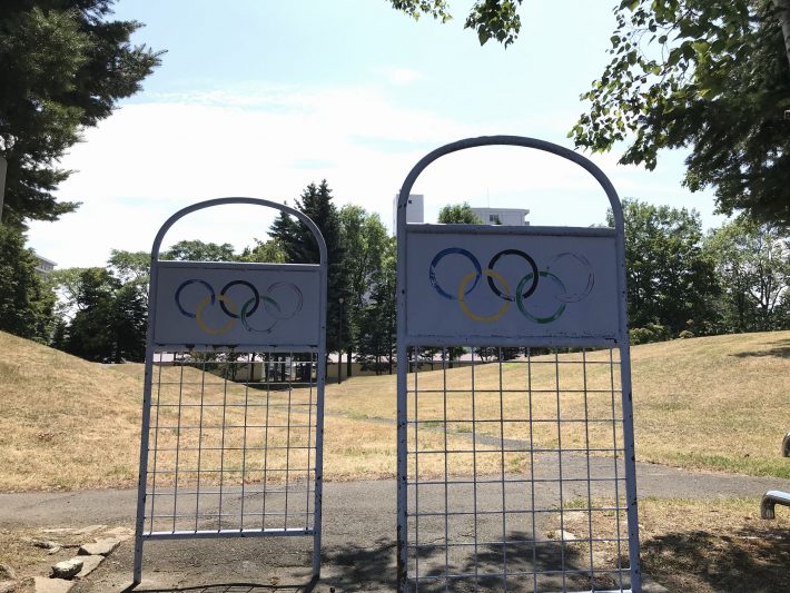真駒内団地⑧（公園の入口にも五輪マークが）