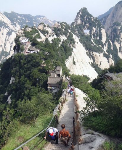 ③階段状になっている登山道。ただし、勾配が急な箇所も