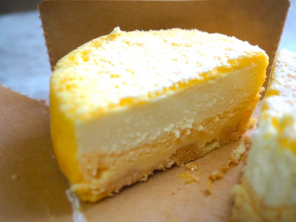 自然解凍したチーズケーキ。