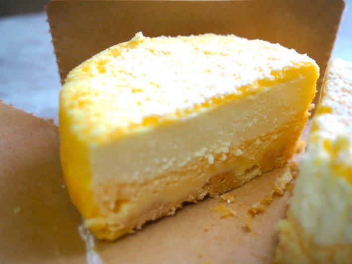 自然解凍したチーズケーキ。