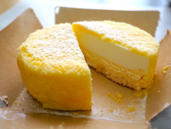 レアチーズ、ベイクドチーズの2層に、下はクッキー生地。