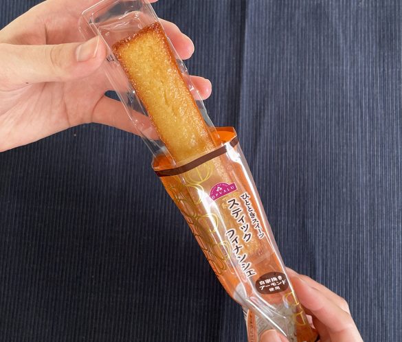 「ひとときスイーツスティックフィナンシェ」をパッケージから取り出します