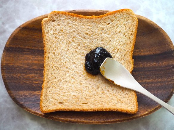 食パンに「ごはんですよ!」を塗ります。