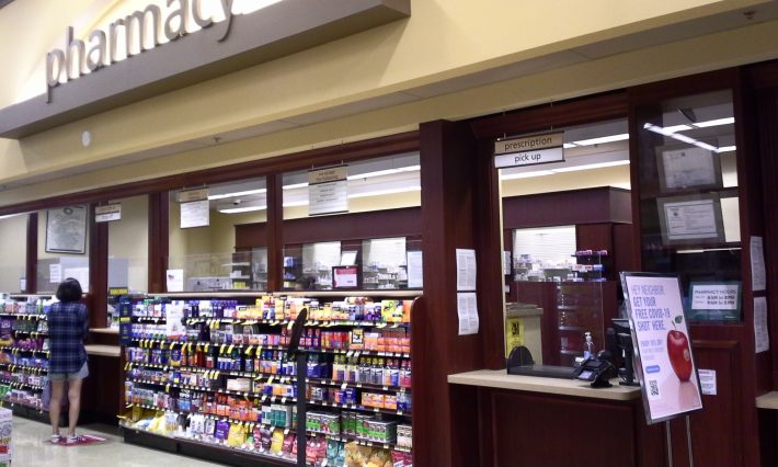 スーパーマーケット内の薬局でもワクチン接種を受けられます。