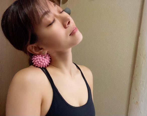 首と肩でボールを挟むと頭がフワッと軽くなります。