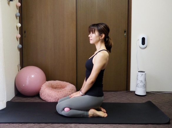 ひざ裏はボールを挟んで刺激します。