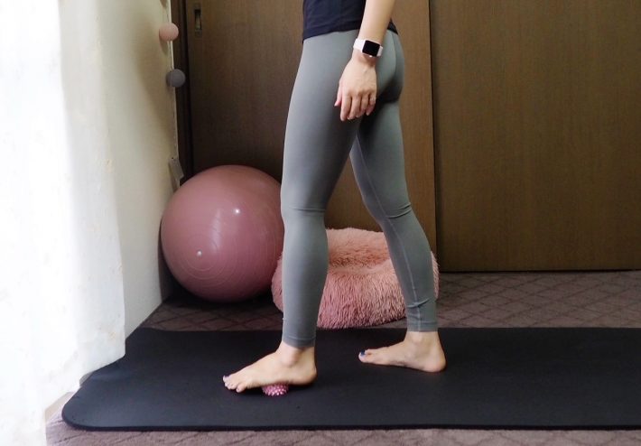 立つと体重が乗りすぎて痛いので、座って行いましょう。