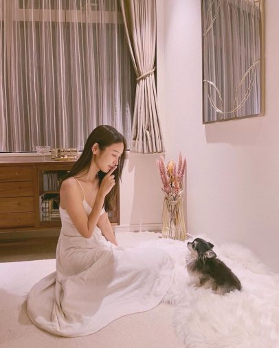 愛犬のパピコちゃんとのリラックスタイム（instagramより）