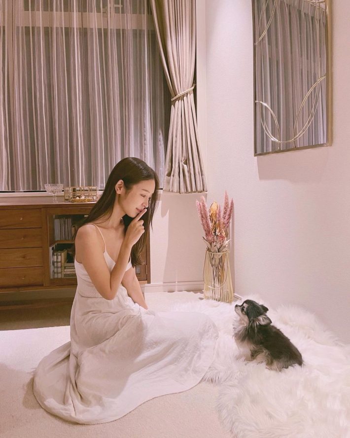 愛犬のパピコちゃんとのリラックスタイム（instagramより）