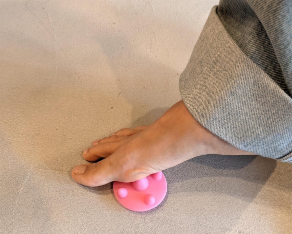 かぢちゃん愛用のツボ押しグッズ（かぢちゃんによる実演です）