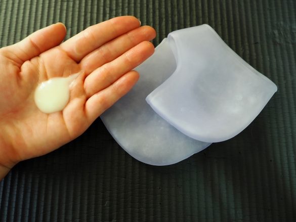 保湿クリームをかかとに塗ります。