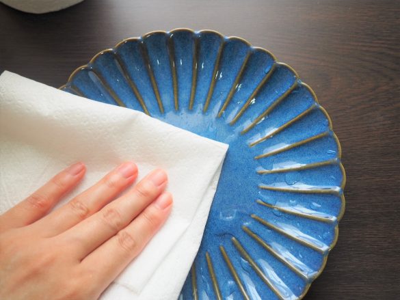 洗ったお皿を拭きます。