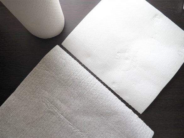 (左)洗えるキッチンタオル」、(右)いつものキッチンペーパー