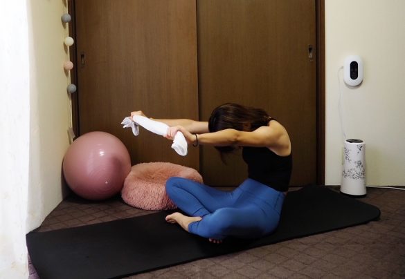 (2) 息を吐きながら、背中を丸める。