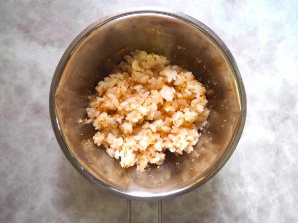 ご飯を加えて、まんべんなく混ぜる。