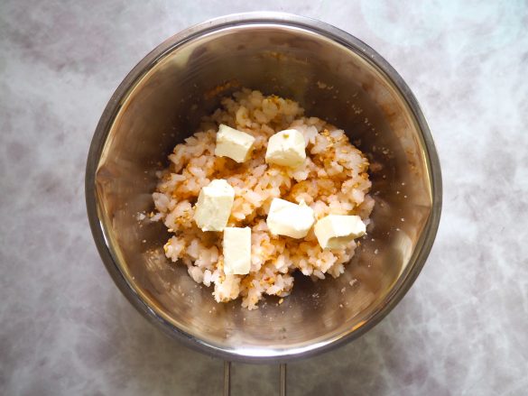 大きめにカットしたクリームチーズを加えてざっくりと混ぜる。