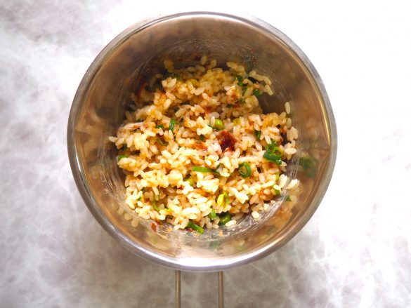 (2) (1)にご飯を加えて、まんべんなく混ぜる