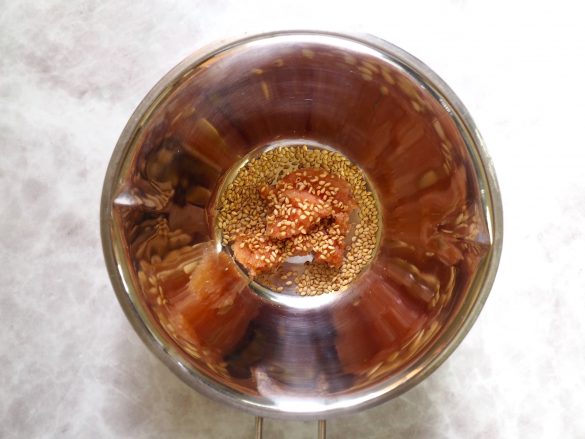 辛子明太子といりごまを混ぜ合わせる。