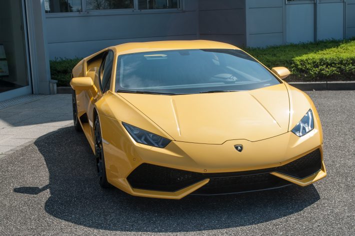 いかにも高級そうな黄色いスポーツカー