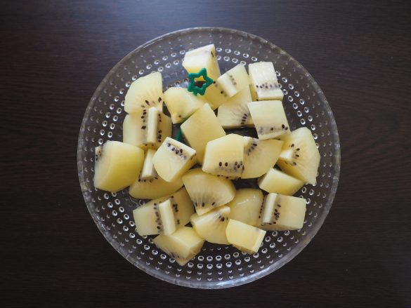 水分が多いフルーツを盛った底が浅い器はくっつきにくいです。