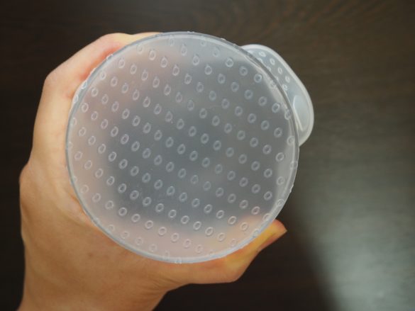 プラスチックのコップにピタッと密着。