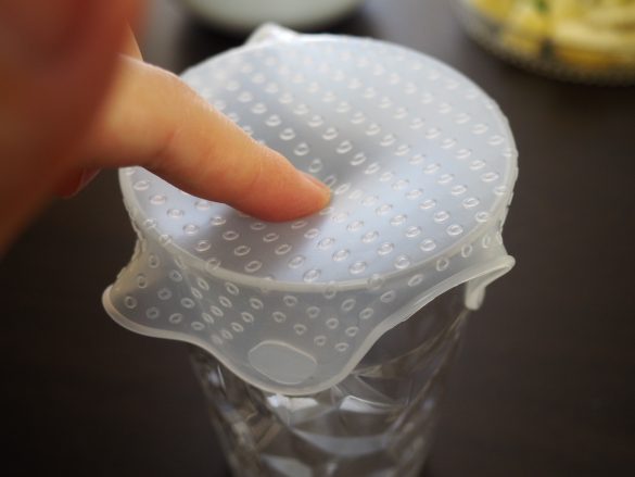 真ん中を押してもはがれません。