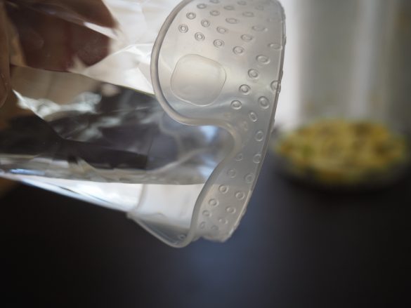 コップを傾けても水はこぼれません。