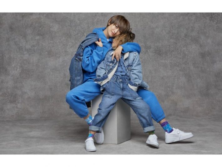 山田優 母娘のリンクコーデ。コレクション「ブルー・レインボー」を着用