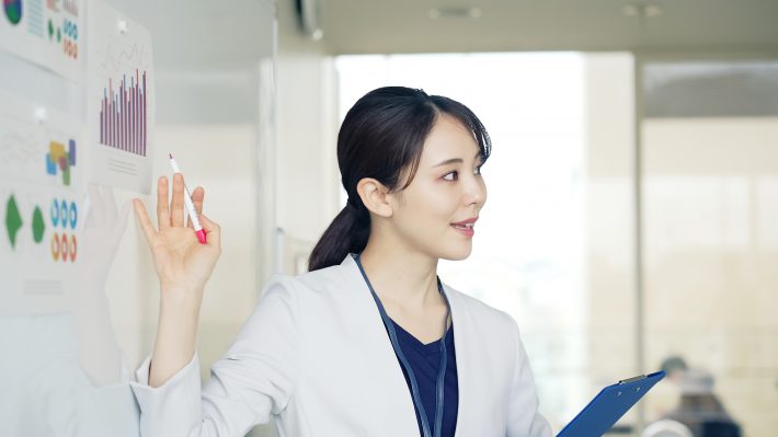 最前列で授業を受ける熱心な男子大学生